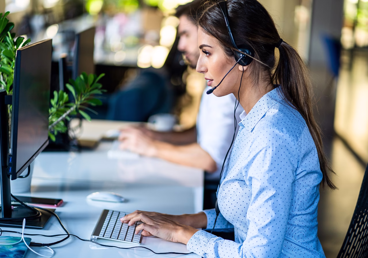 Top 10 VoIP Call Center Solutions for Businesses in 2025 - Improve Efficiency and Customer Service
