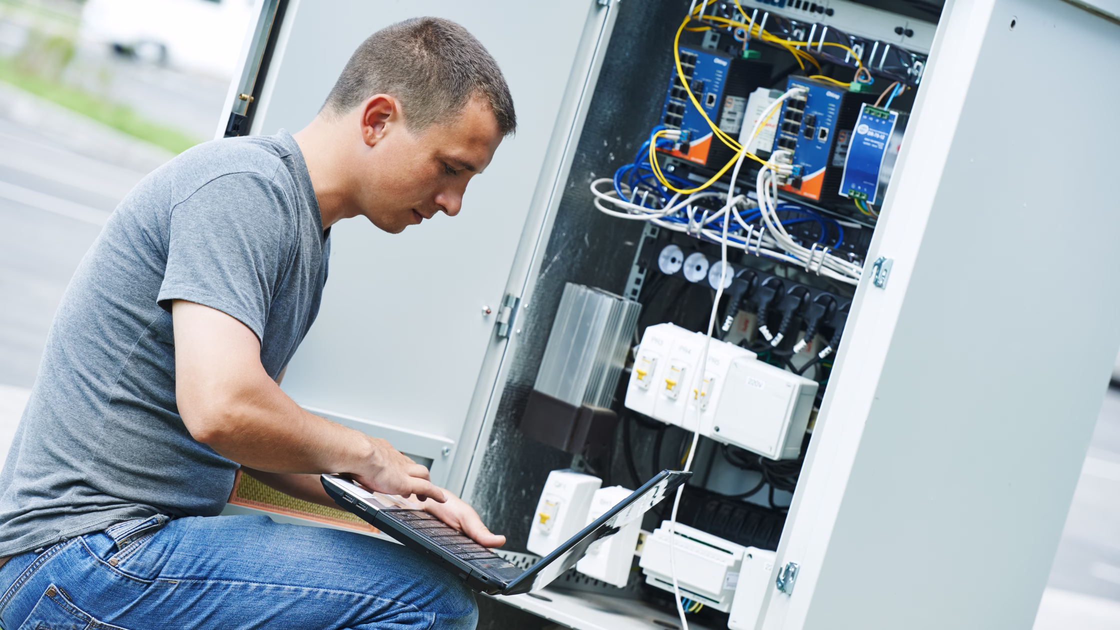 Tampa managed service provider technicians providing proactive IT support and rapid response services to local businesses in Valrico and Tampa